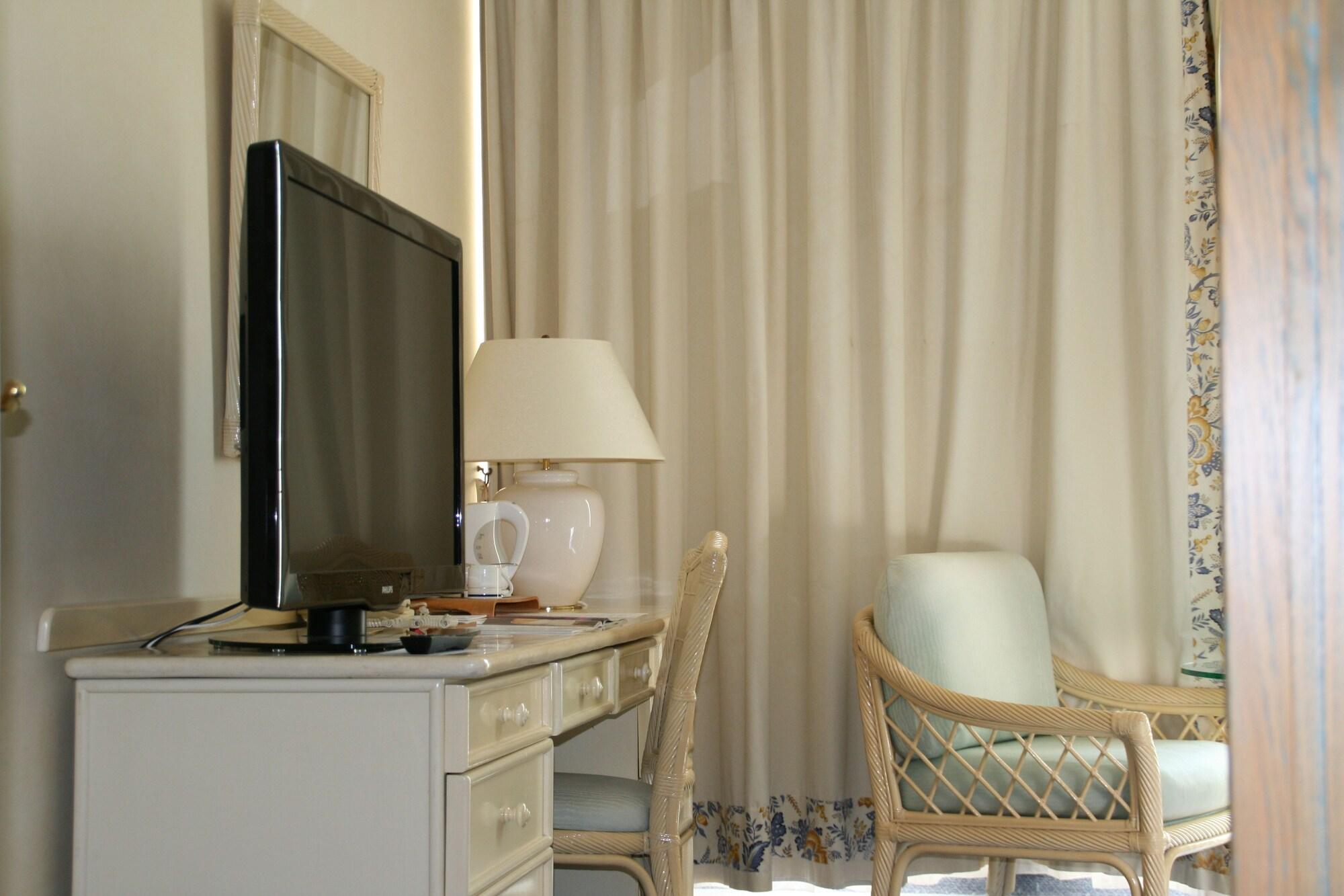 Celestins Spa Thermal & Hotel By Vy Resort Βισύ Εξωτερικό φωτογραφία A television set in a hotel room
