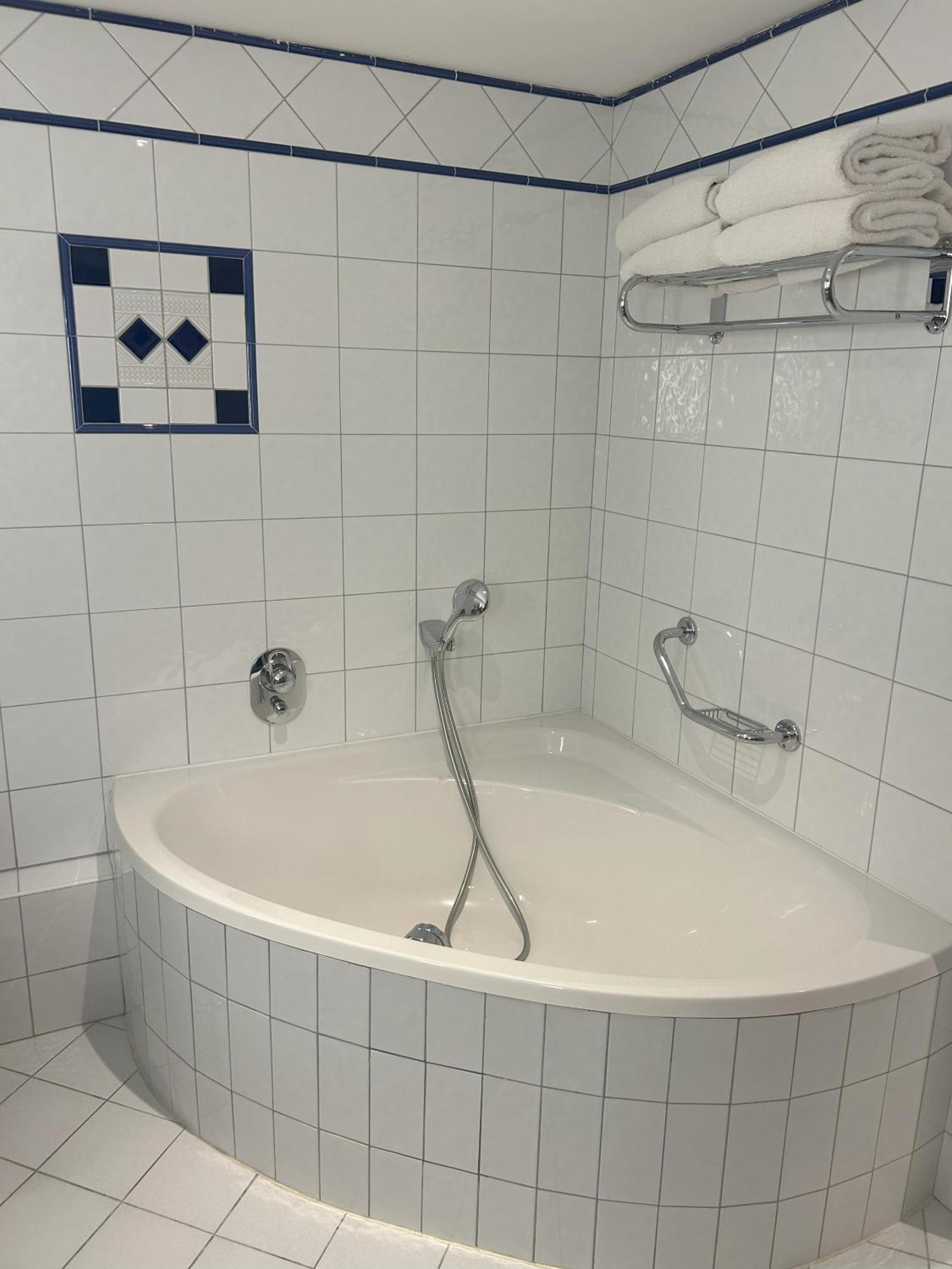 Celestins Spa Thermal & Hotel By Vy Resort Βισύ Εξωτερικό φωτογραφία A bathtub with a shower attachment