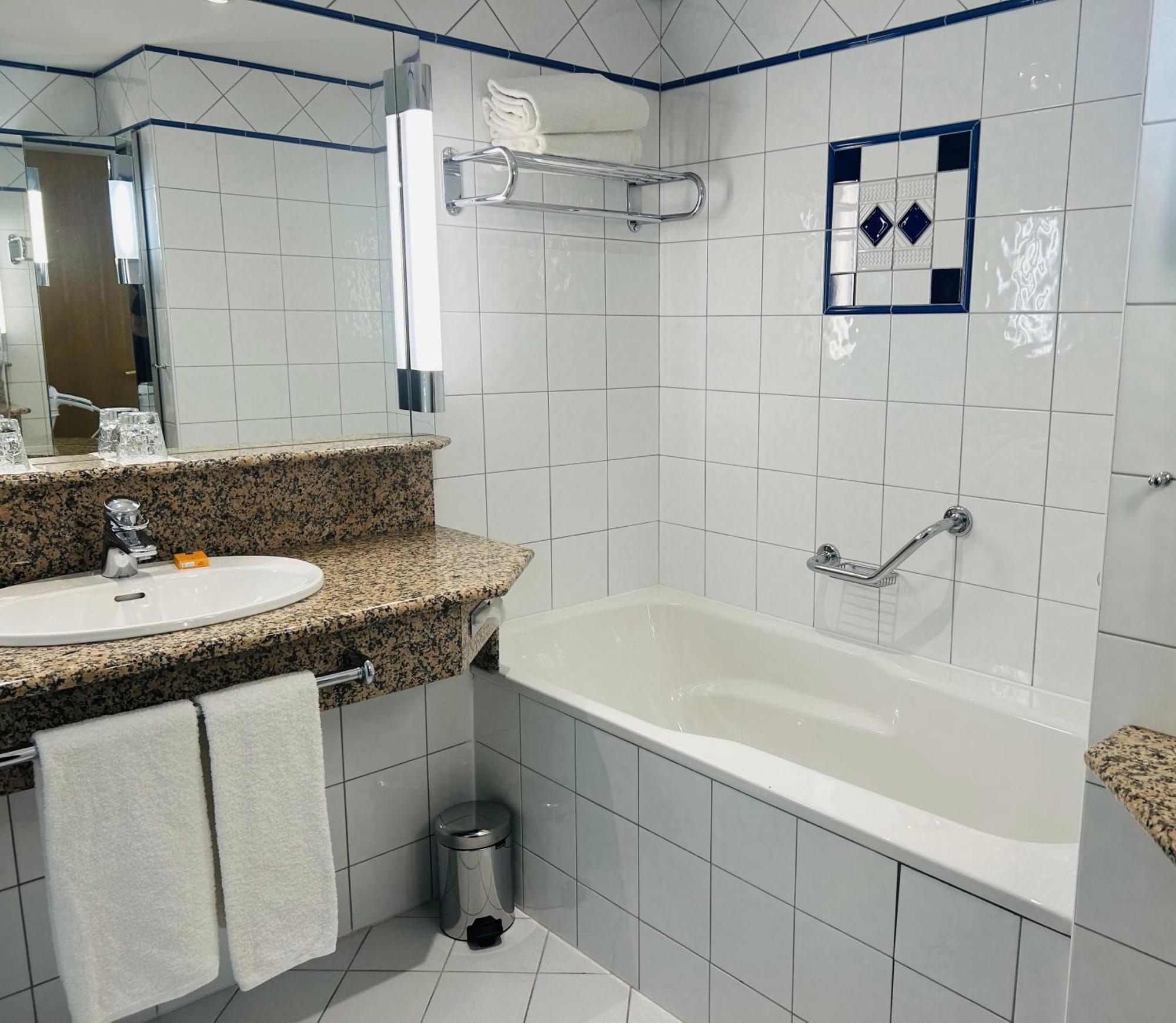 Celestins Spa Thermal & Hotel By Vy Resort Βισύ Εξωτερικό φωτογραφία Bathroom with bathtub