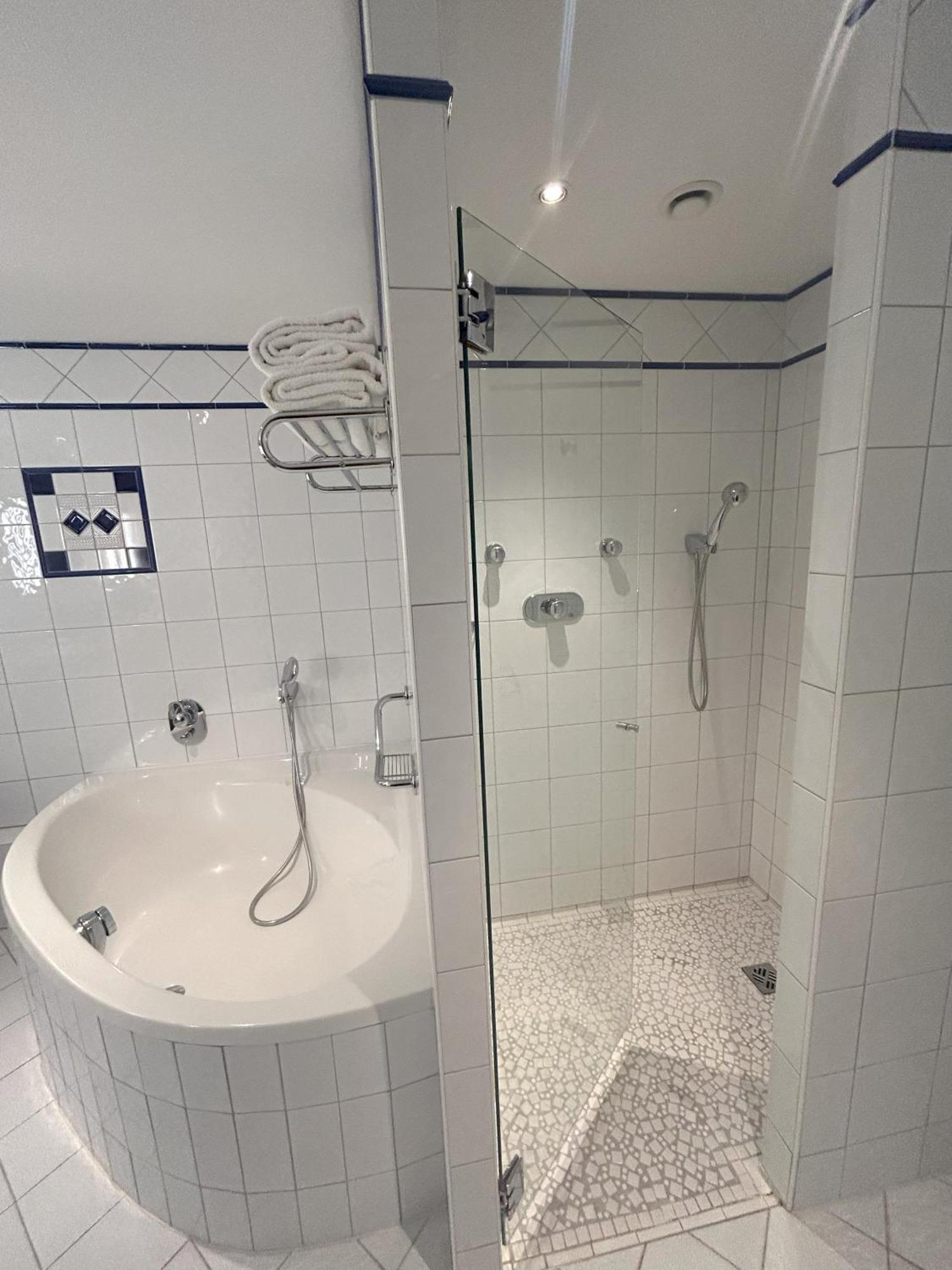 Celestins Spa Thermal & Hotel By Vy Resort Βισύ Εξωτερικό φωτογραφία A shower cubicle
