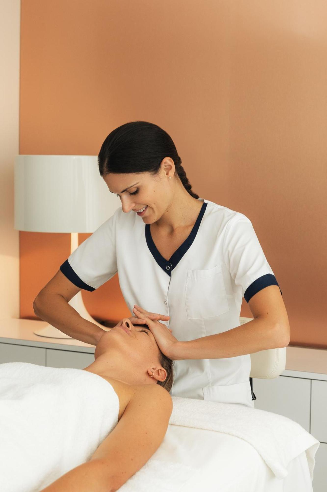 Celestins Spa Thermal & Hotel By Vy Resort Βισύ Εξωτερικό φωτογραφία A spa employee giving a facial treatment