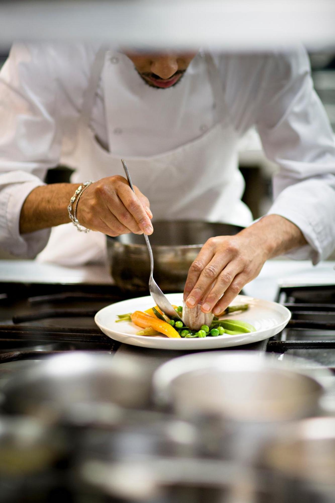Celestins Spa Thermal & Hotel By Vy Resort Βισύ Εξωτερικό φωτογραφία A chef preparing a plate of food