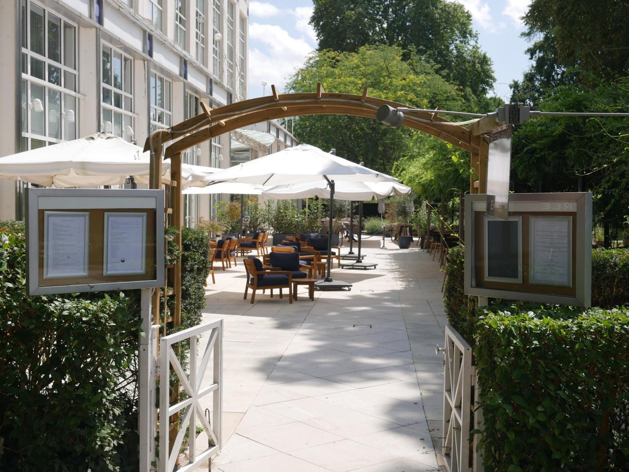 Celestins Spa Thermal & Hotel By Vy Resort Βισύ Εξωτερικό φωτογραφία The courtyard at the London Business School